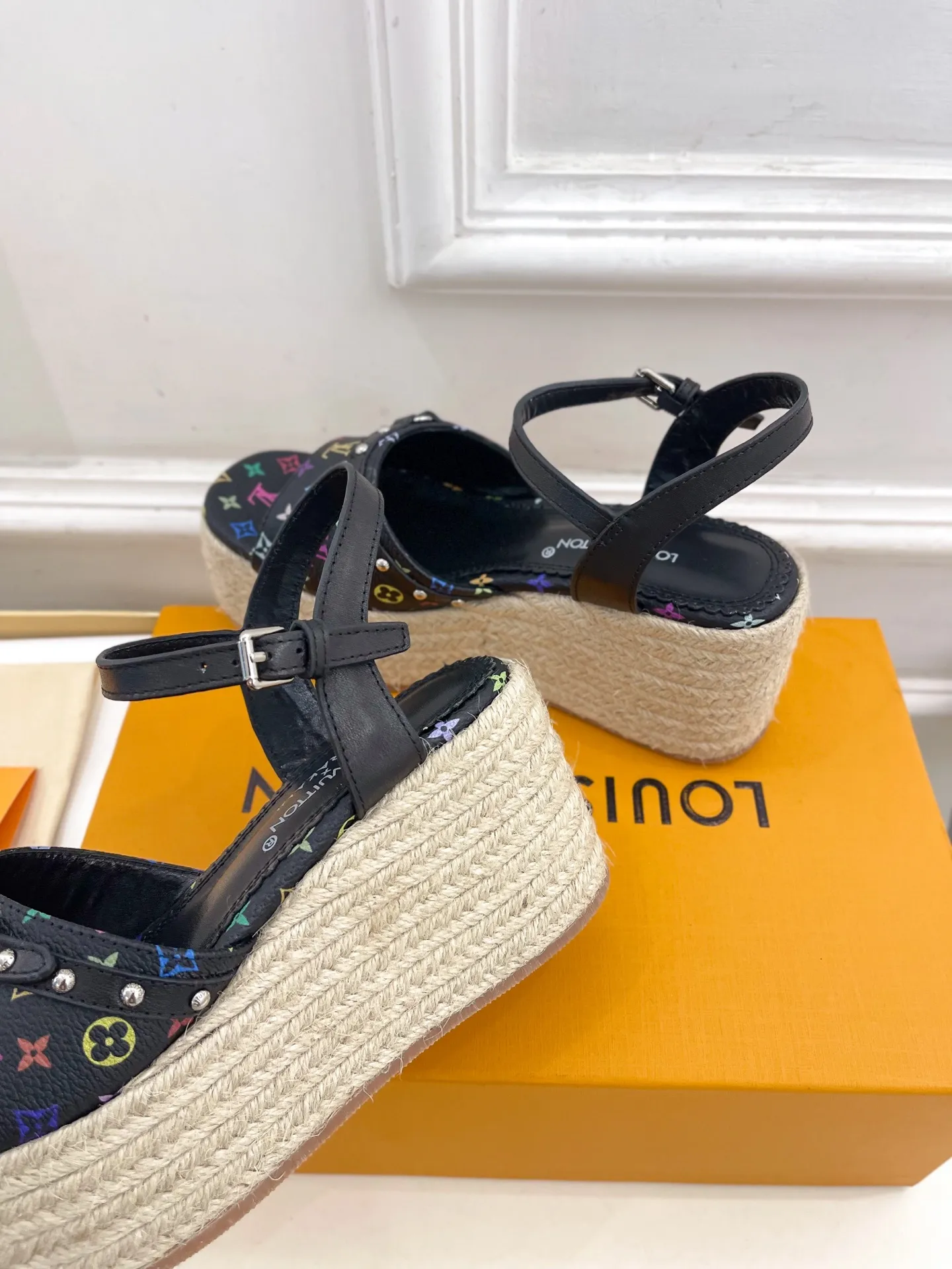 👟👟Ex-factory price 620👟👟 | Louis Vuitton 25𝐬𝐬 🧡💚2025 spring and summer new model top version‼ ️The original version is the same. The counter features the latest LV Full of high-end feel! A popular model among bloggers at home and abroad, it’s retro and fashionable and looks amazing on your feet! Mainly recommended model on the official website★ ━━━━━ ЅᏇєєt ━━━━━ ▪️Upper: Original customized cowhide print ▪️Lining: imported sheepskin lining ▪️Outsole: original molded outsole ▪️Heel height: 8cm, water platform 4.5cm ▪️Shoe size: 35-39 (customized for 40, 41)